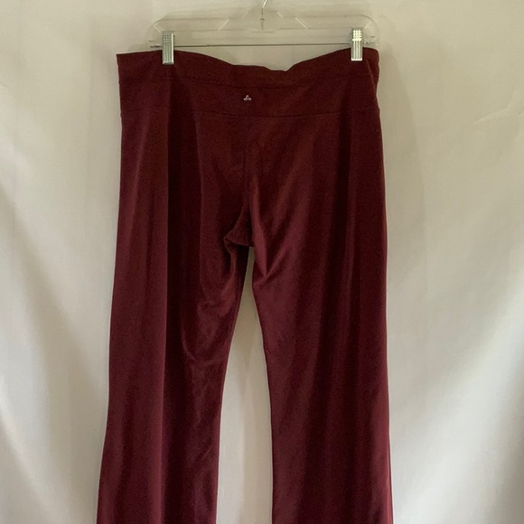 130 10/$50🏄🏻‍♀️ Prana Burgandy Yoga Flare Elastic Waist Pants - Picture 9 of 16
